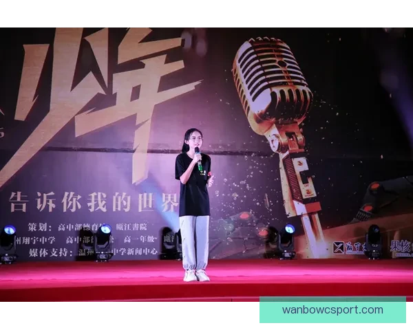 艾维街头激情演讲手持麦克风大胆表达观点引发路人热烈关注